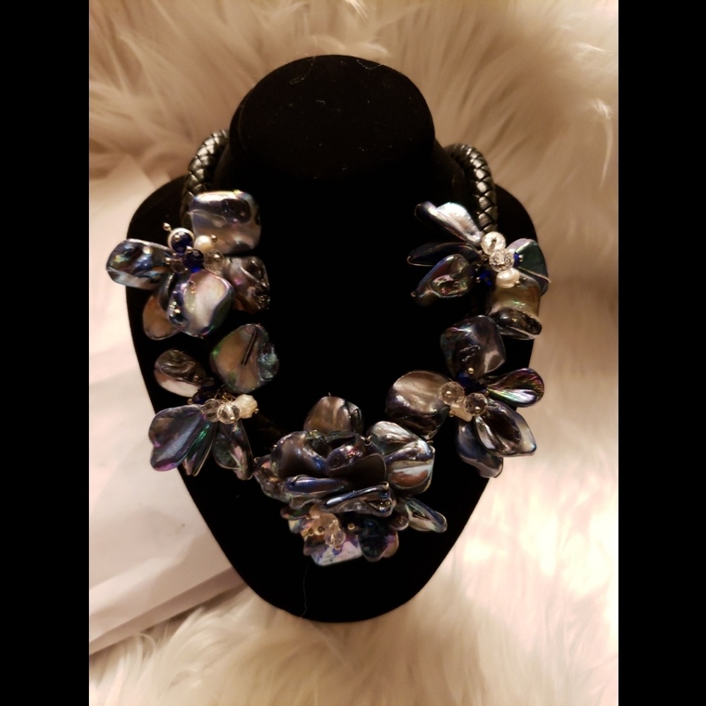 Blue natural shell and Pearl flower necklace